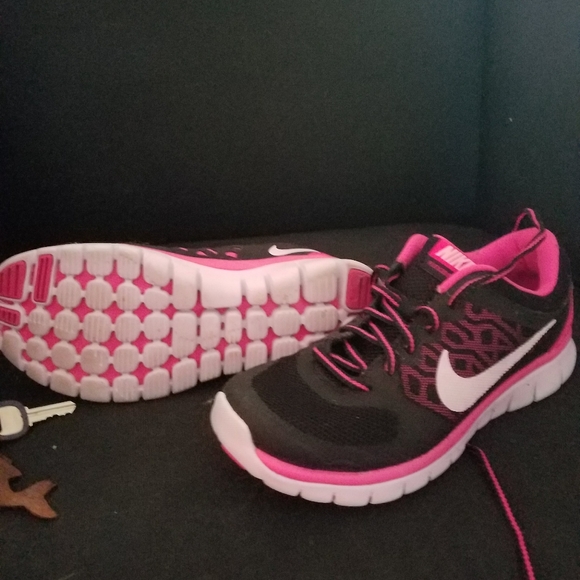 NikeTennis Shoe - Picture 4 of 5